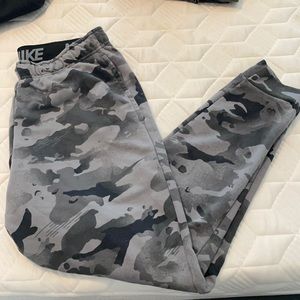 Men’s Nike sweat pants camo L